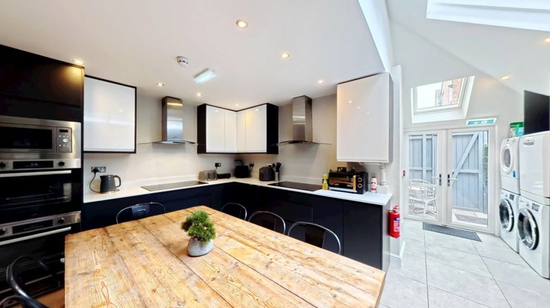 Room Rostherne Avenue in Manchester