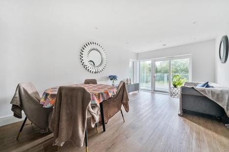 Flat Fairhaven Drive in Reading