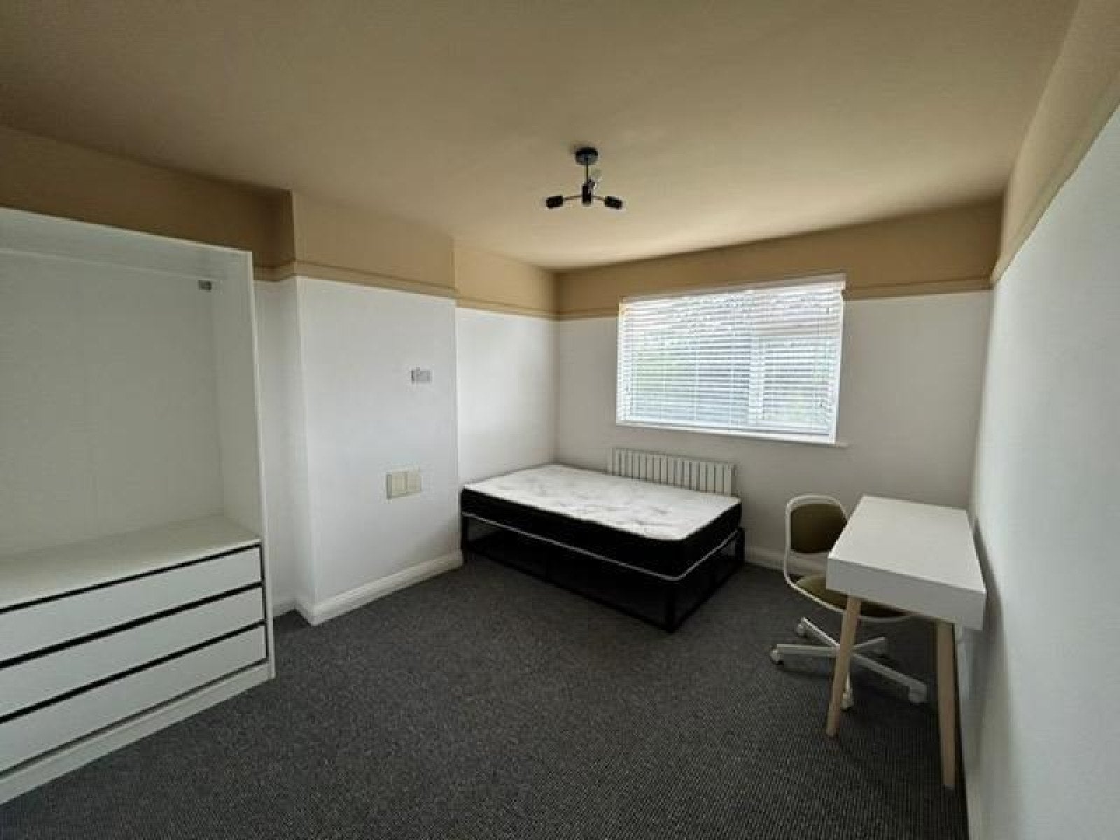 Room Queens Road in Leicester