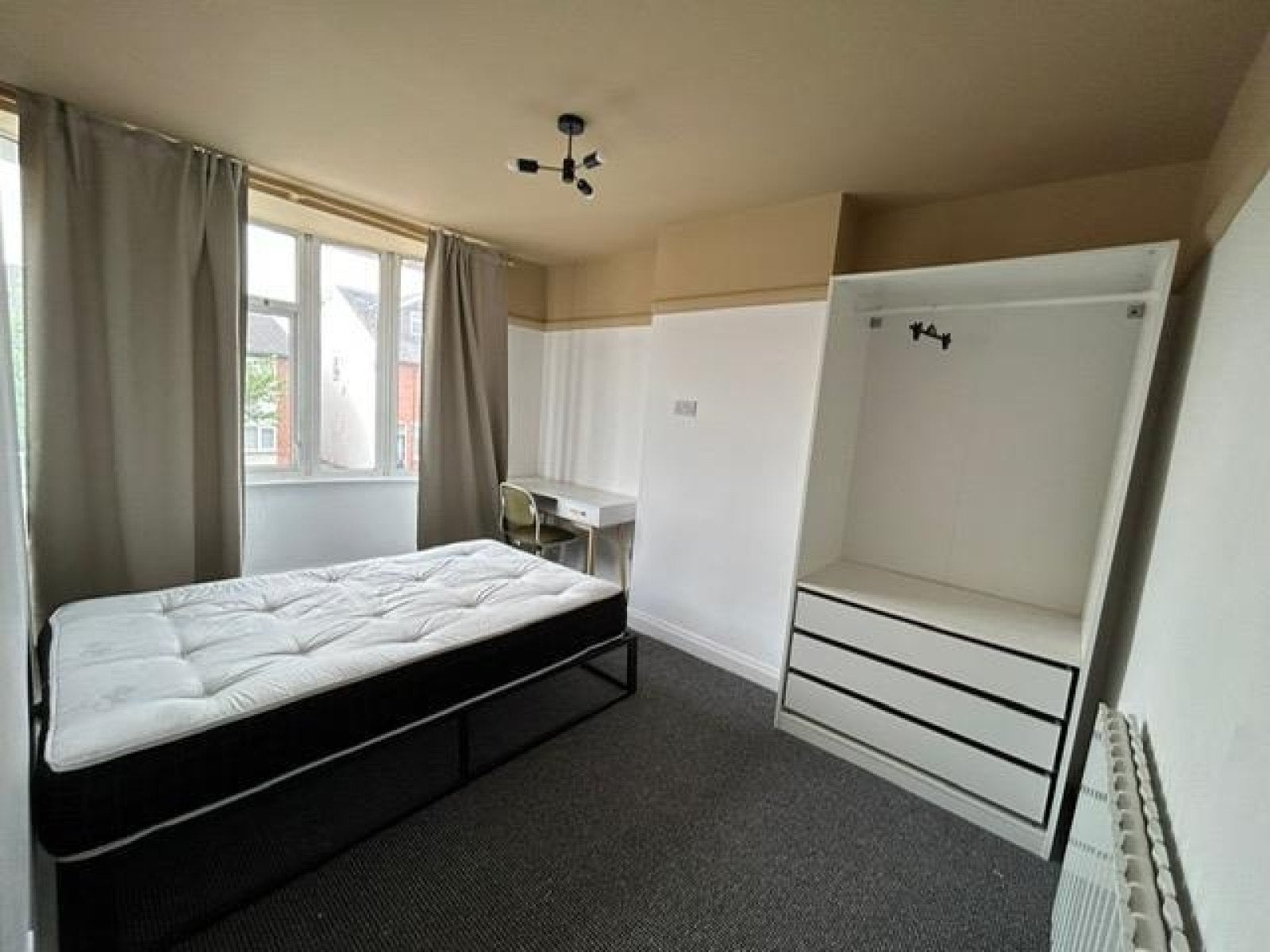 Room Queens Road in Leicester