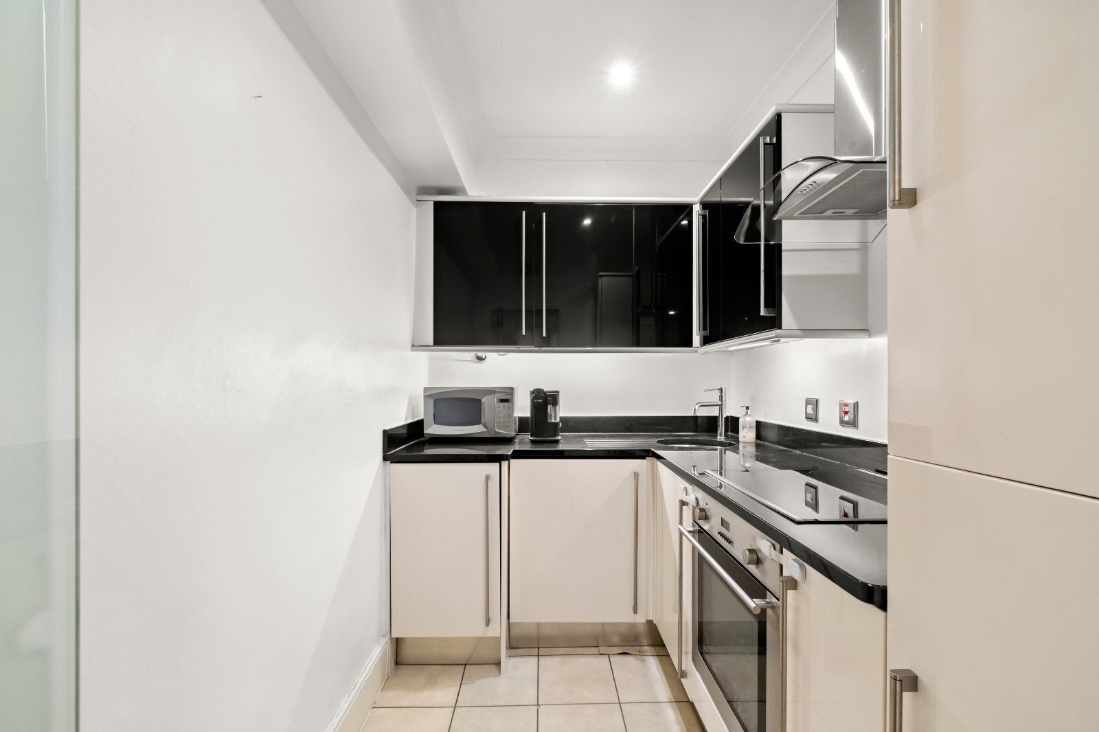Flat Chepstow Crescent in Greater London