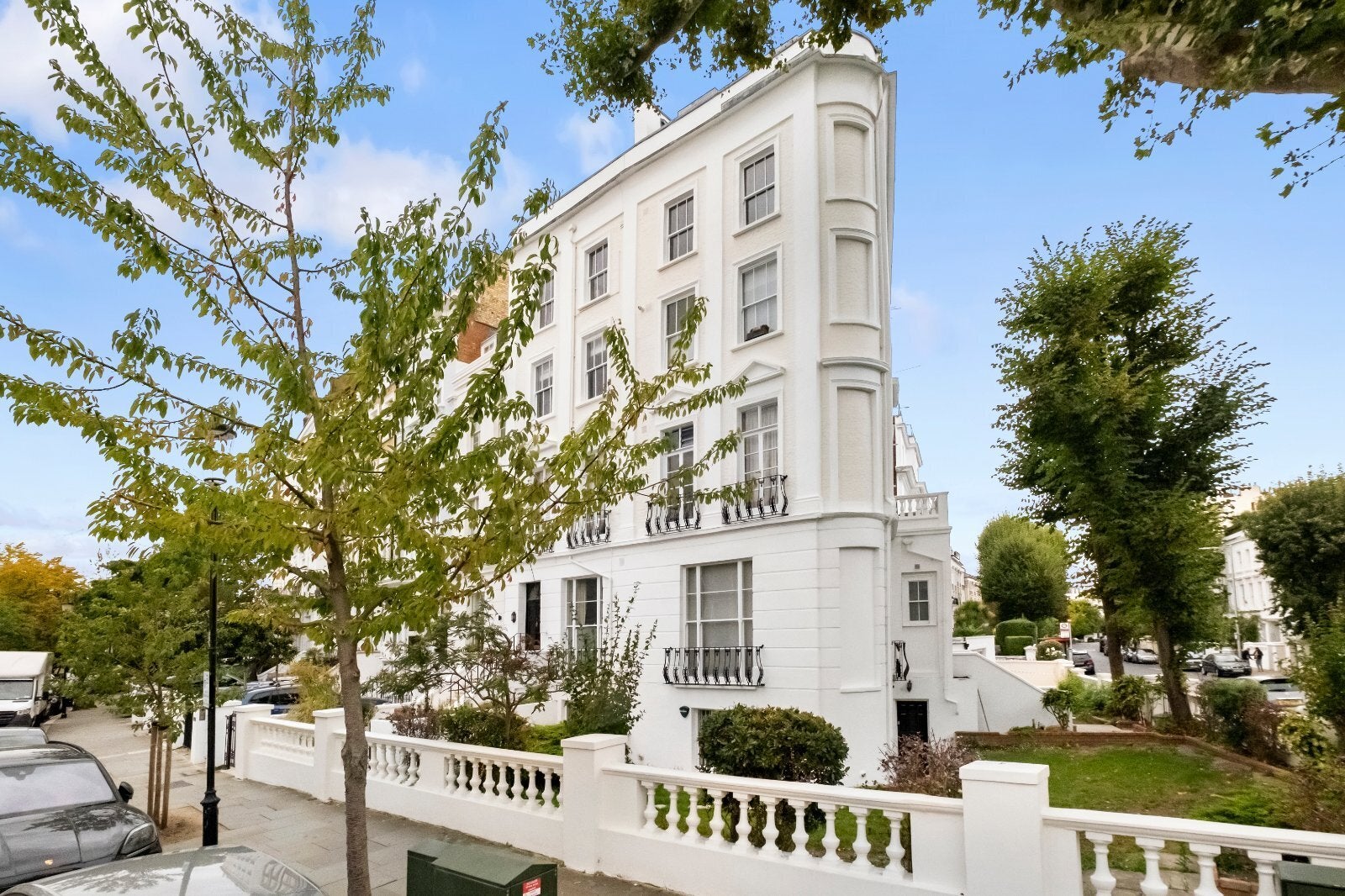 Flat Chepstow Crescent in Greater London
