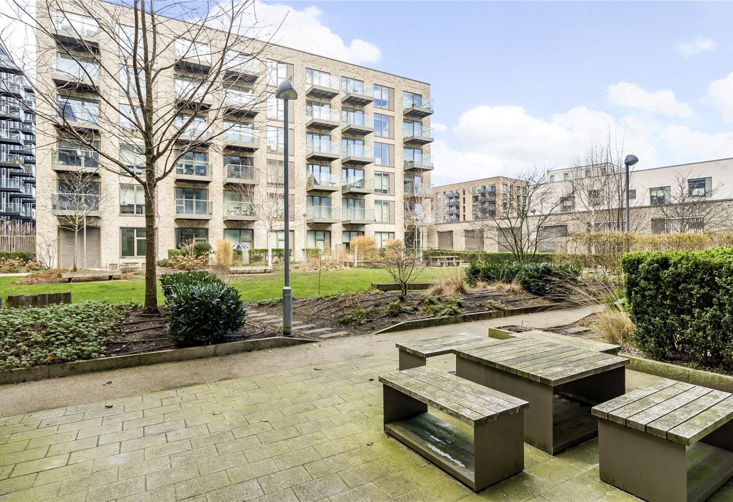 Flat Shipwright Street in Greater London