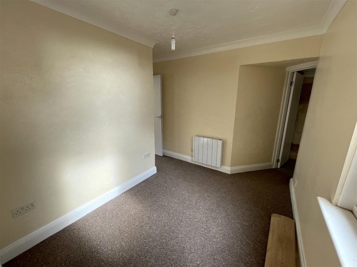Flat New Road in Arun