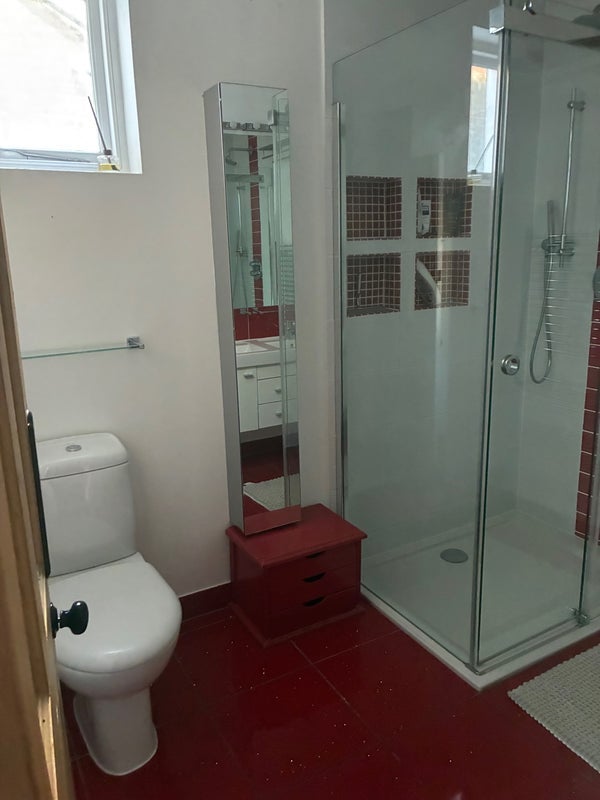 Room Wontner Road in Greater London