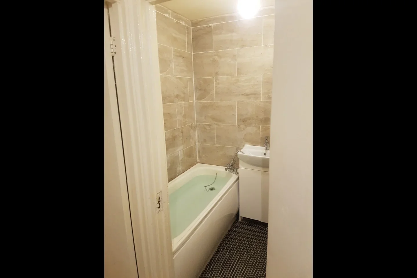 Room Manchester Road in Greater London