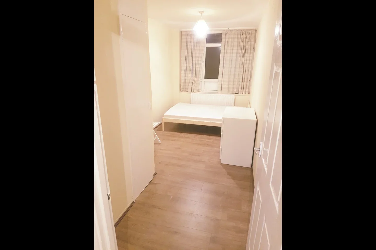 Room Manchester Road in Greater London