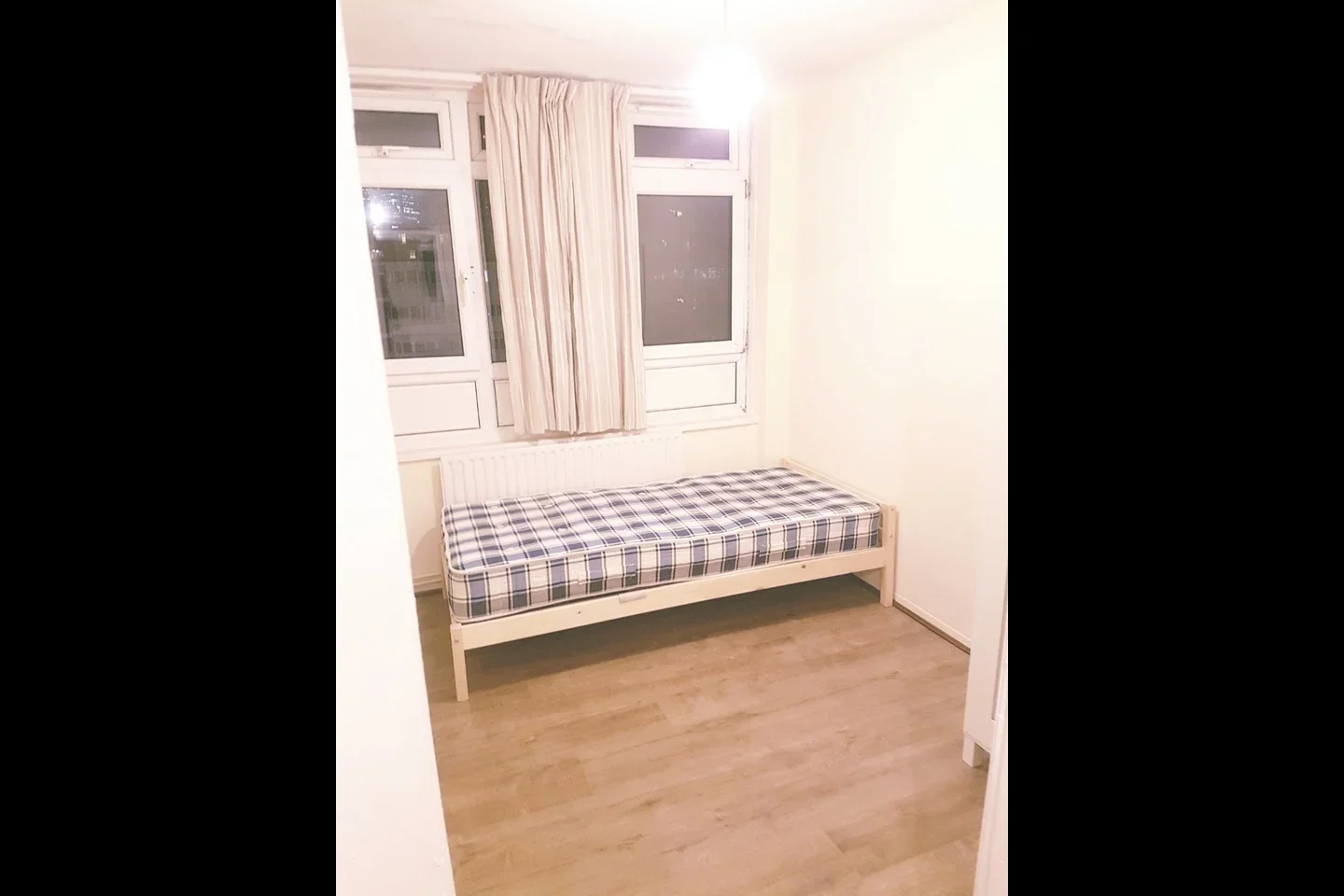 Room Manchester Road in Greater London