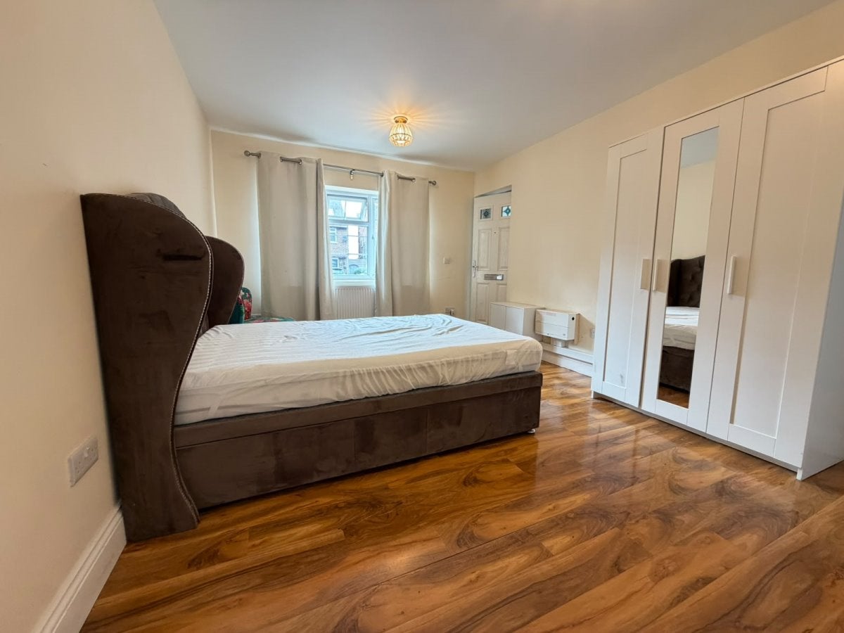 Flat Harvey Road in London