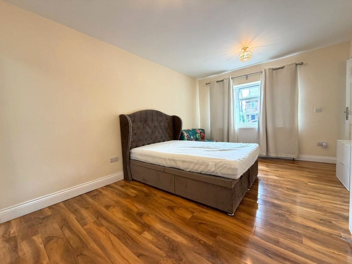 Flat Harvey Road in London