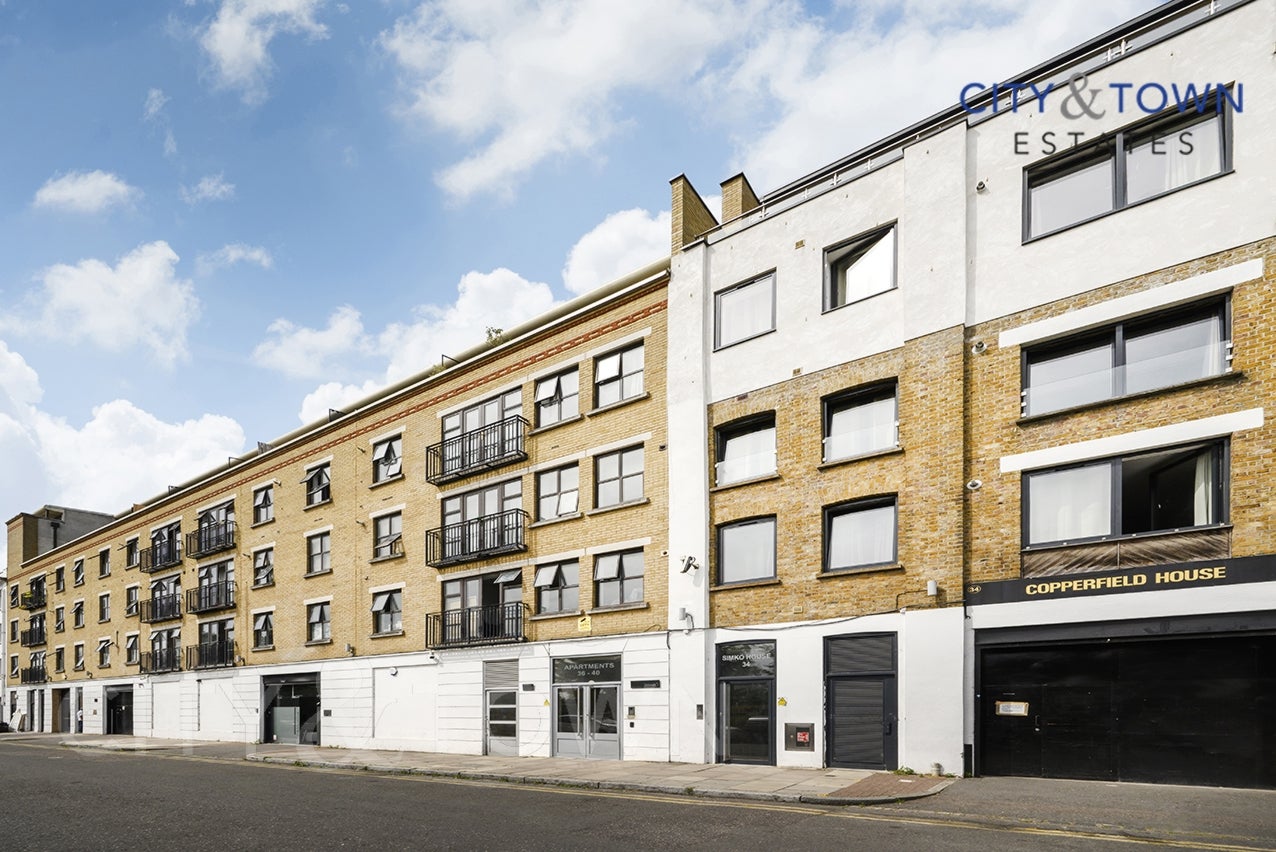 Flat Copperfield Road in Greater London