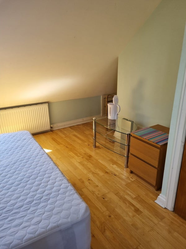 Room Tachbrook Road in Warwick