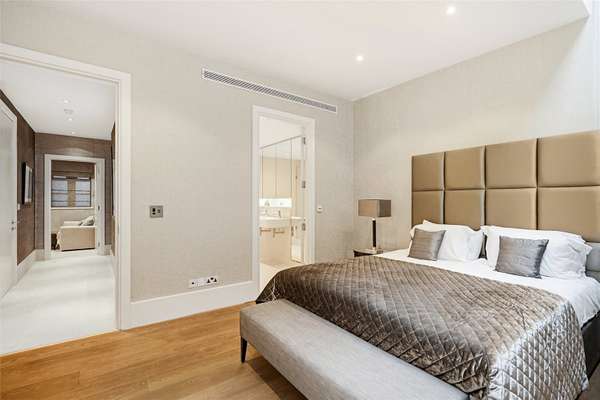House Lowndes Square in Greater London