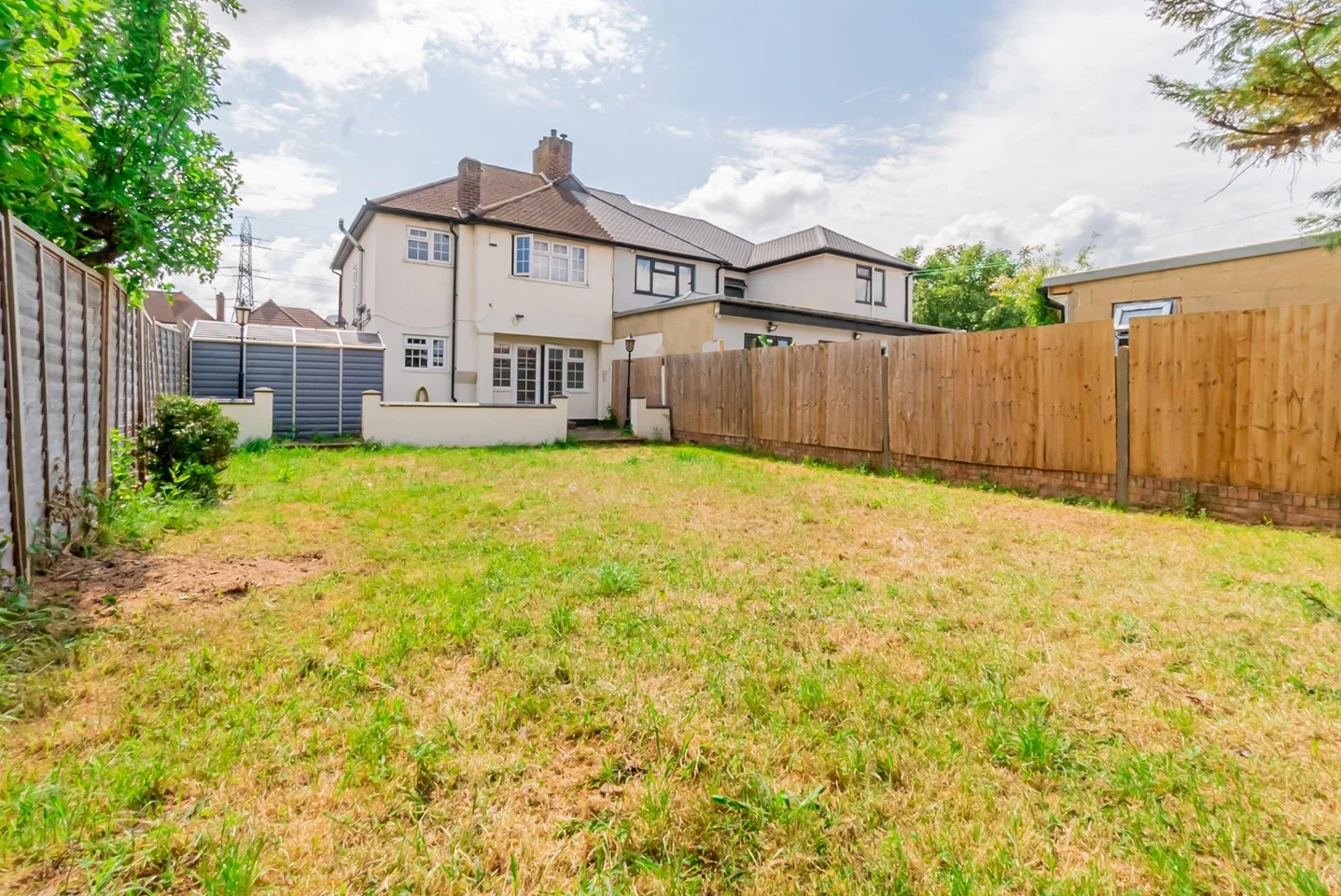 House Lawrence Avenue in Greater London