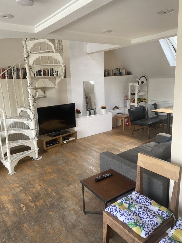 Room Rosslyn Mews in Greater London