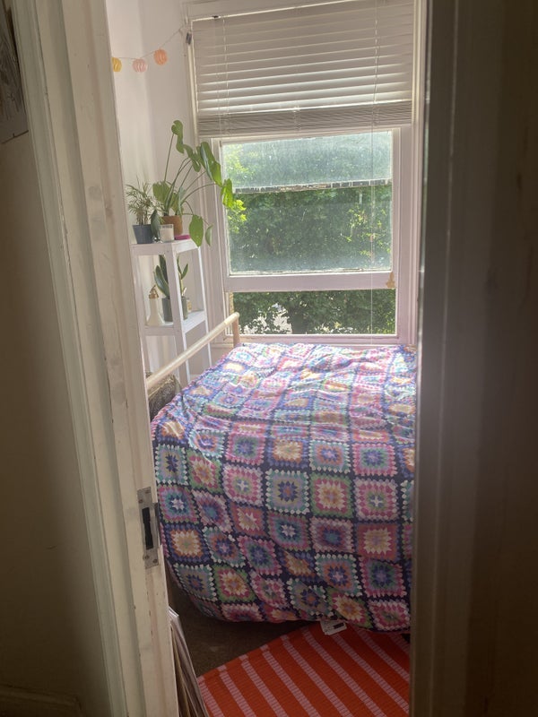 Room Rosslyn Mews in Greater London