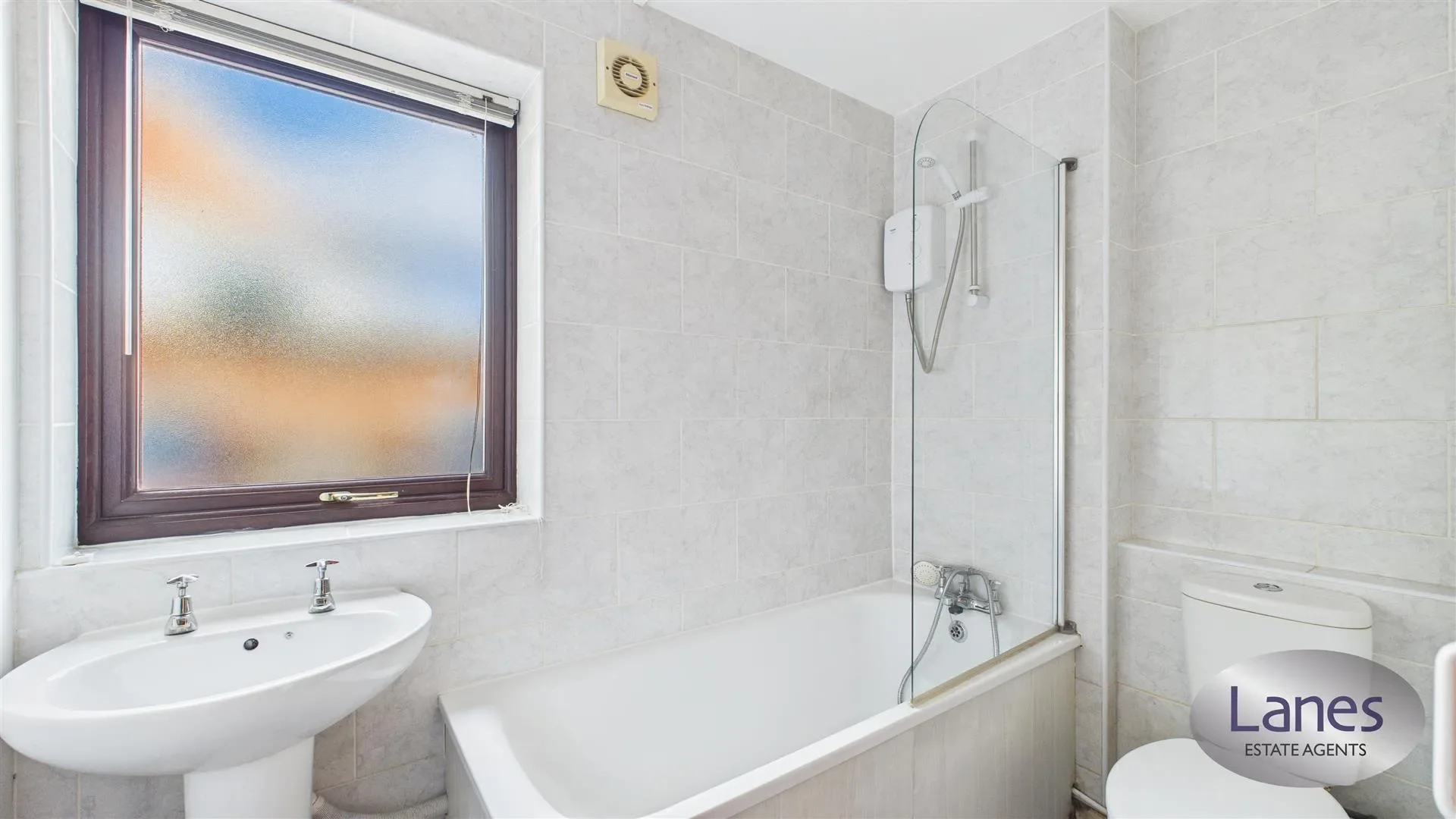 Flat Bagshot Road in Greater London