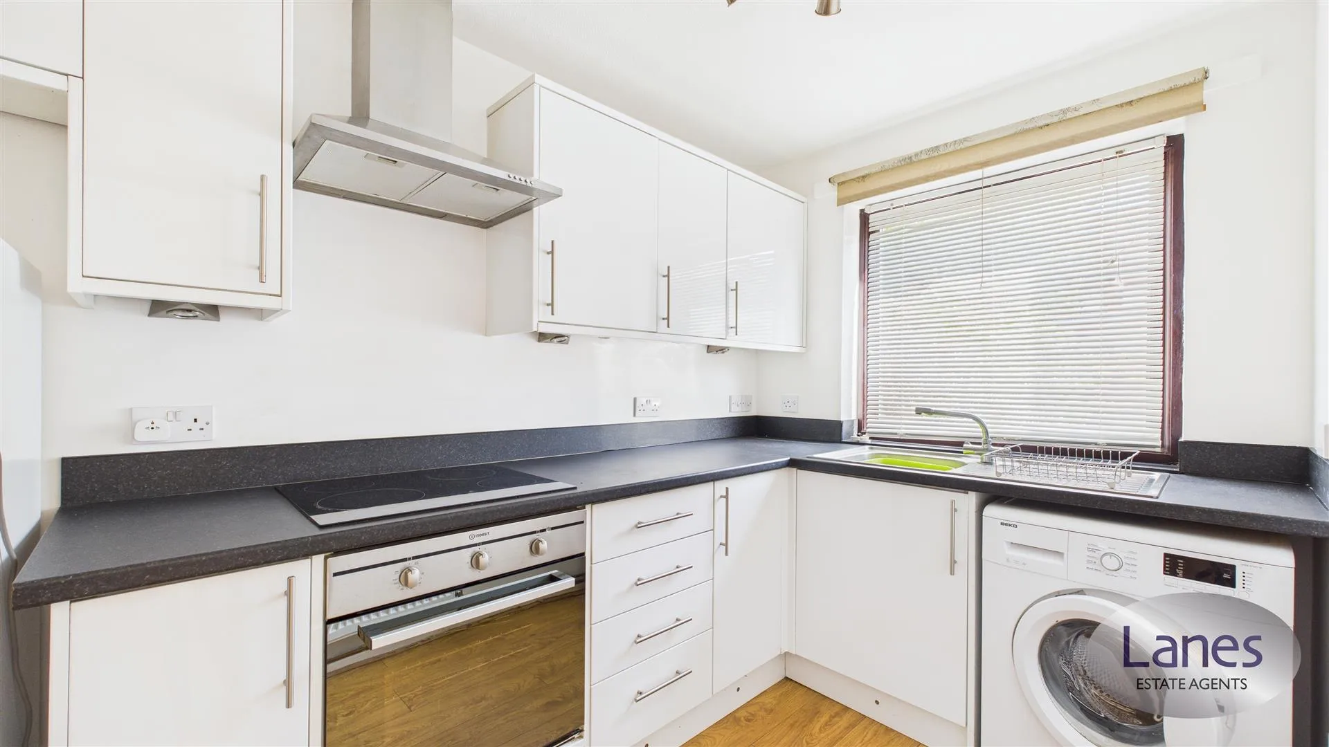 Flat Bagshot Road in Greater London