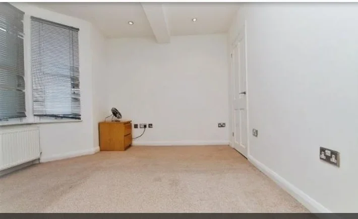 Flat Totteridge Road in High Wycombe