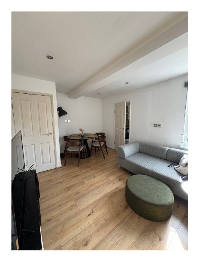 Flat Totteridge Road in High Wycombe