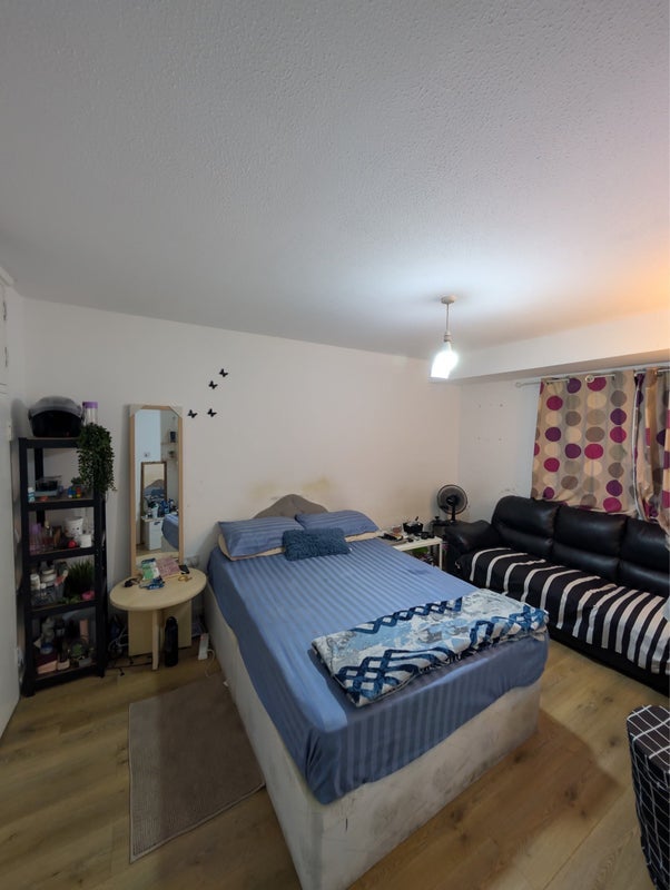 Room Queen's Road in Greater London