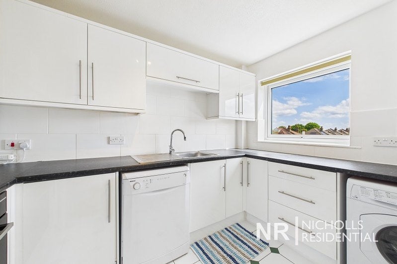 Flat Woodcote Road in Greater London