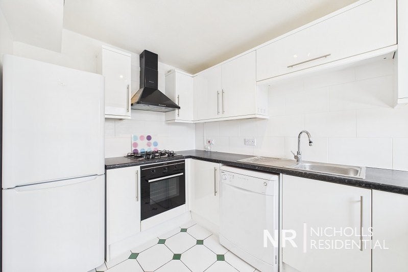 Flat Woodcote Road in Greater London