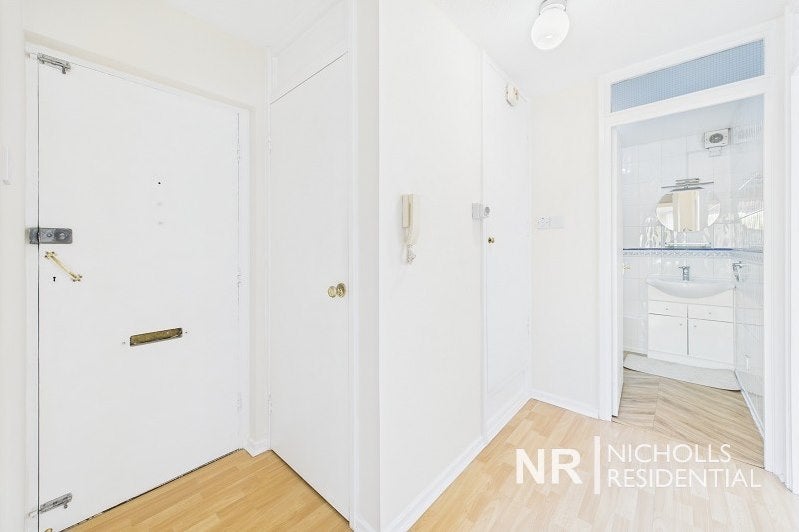 Flat Woodcote Road in Greater London