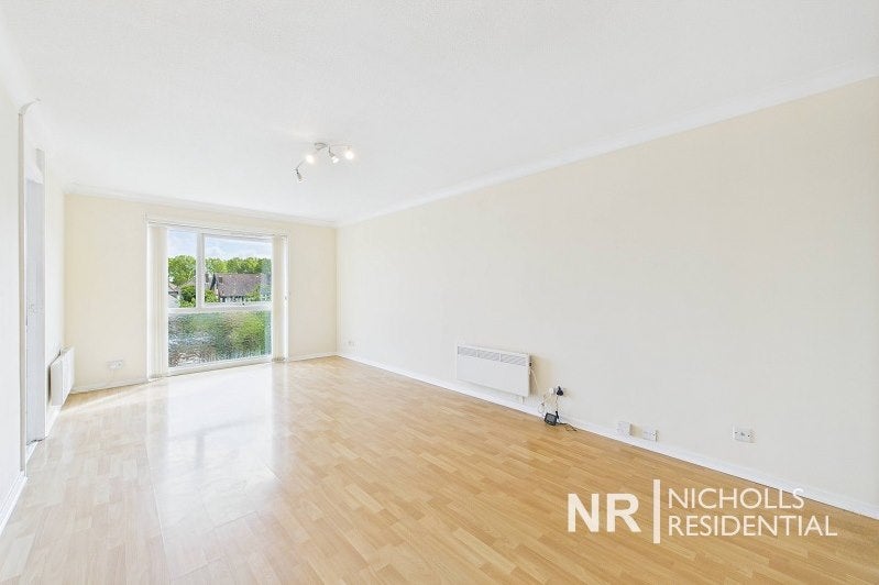 Flat Woodcote Road in Greater London
