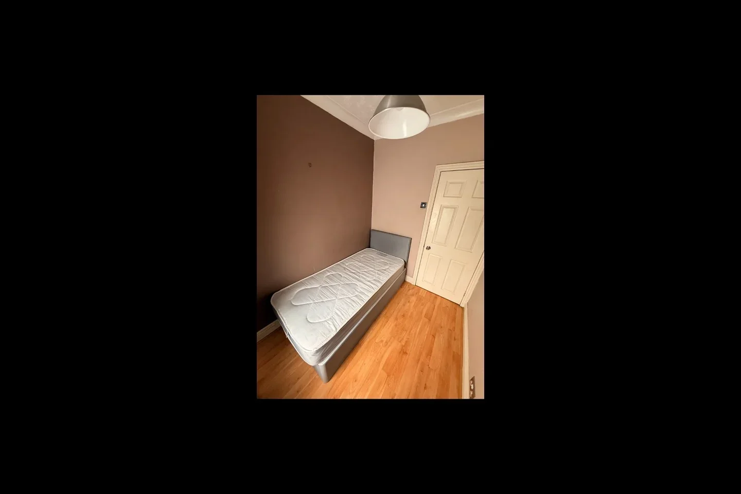 Room Rosedale Road in Greater London