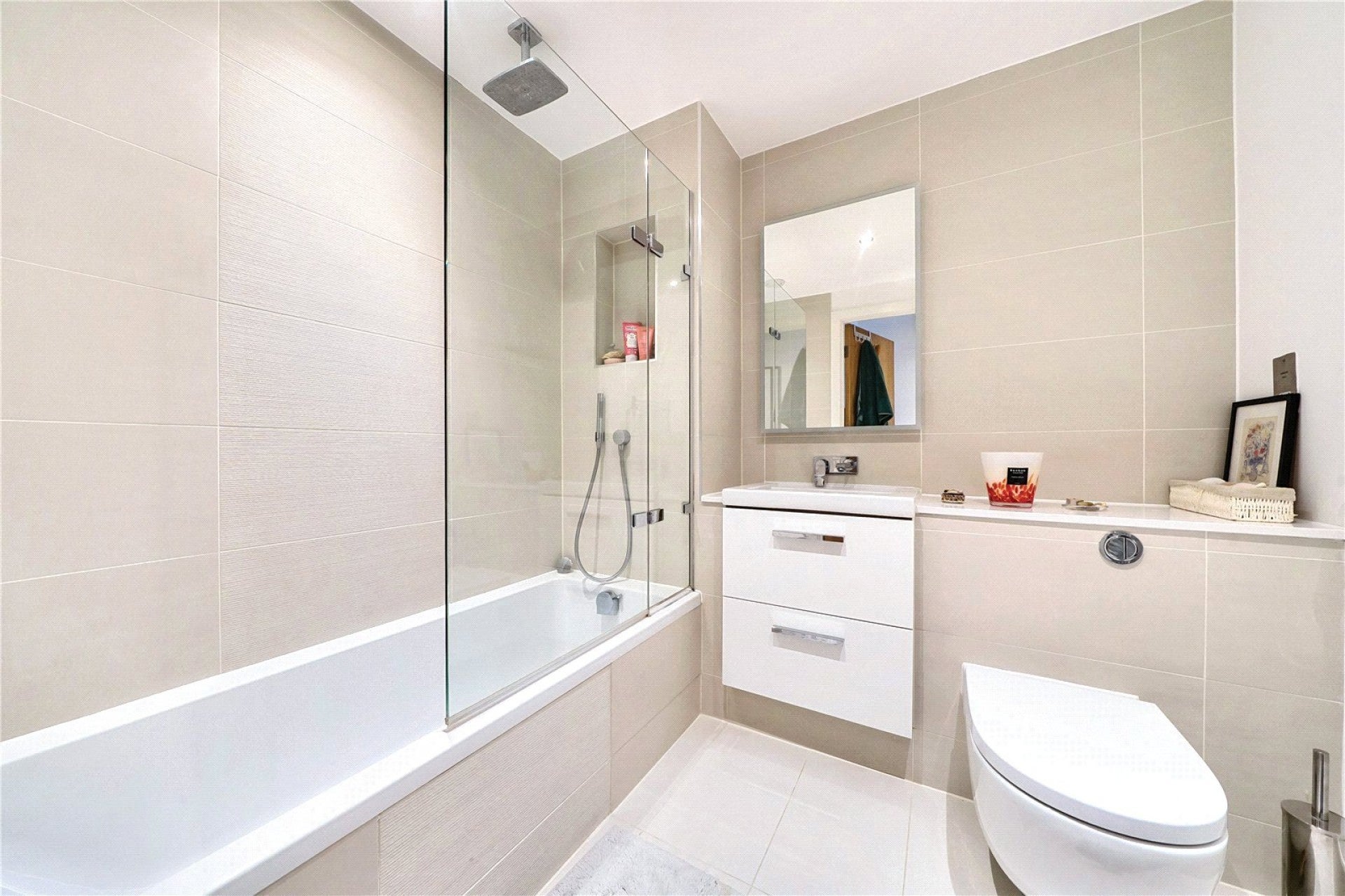 Flat Chiswick High Road in Greater London