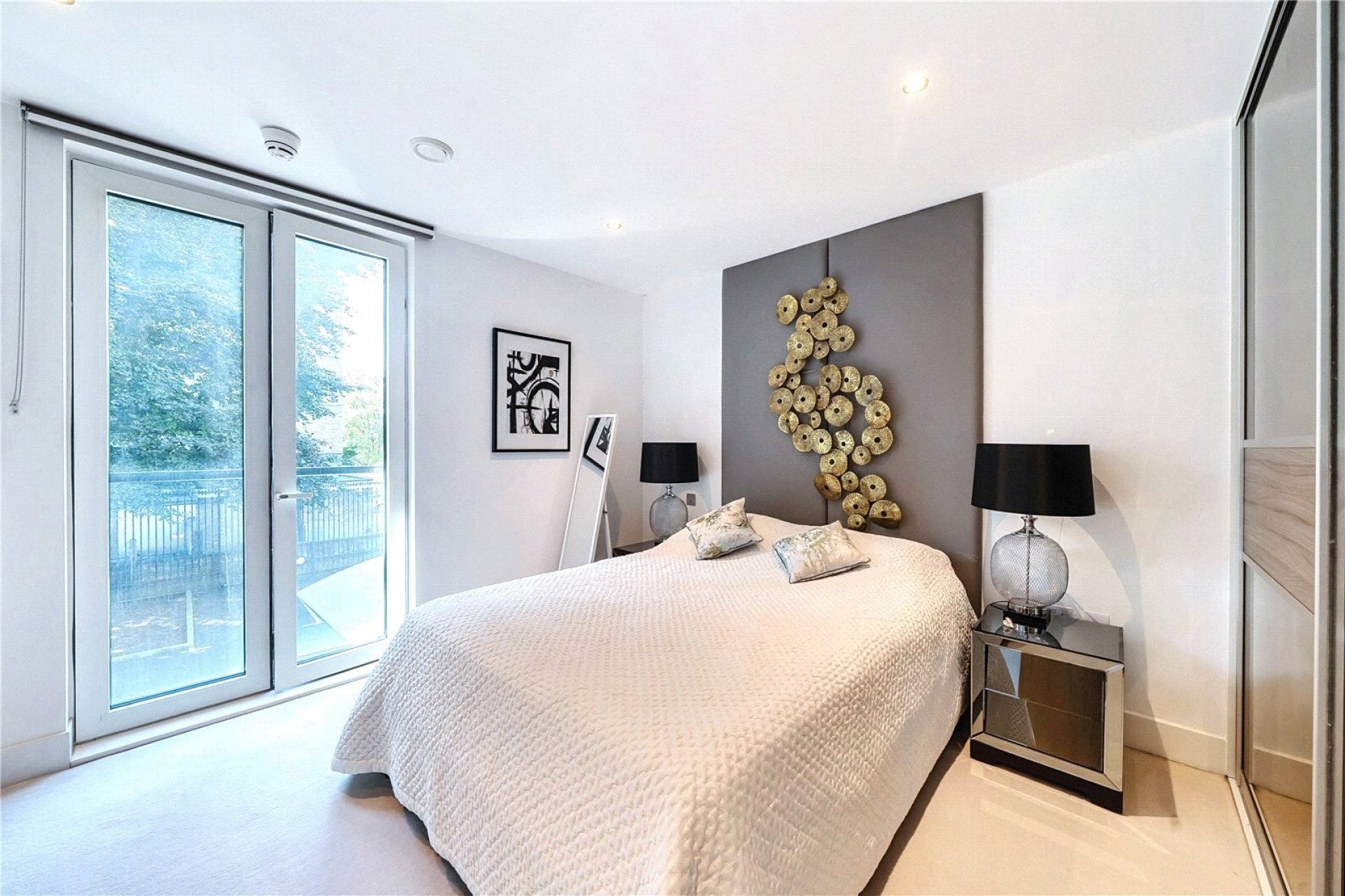 Flat Chiswick High Road in Greater London