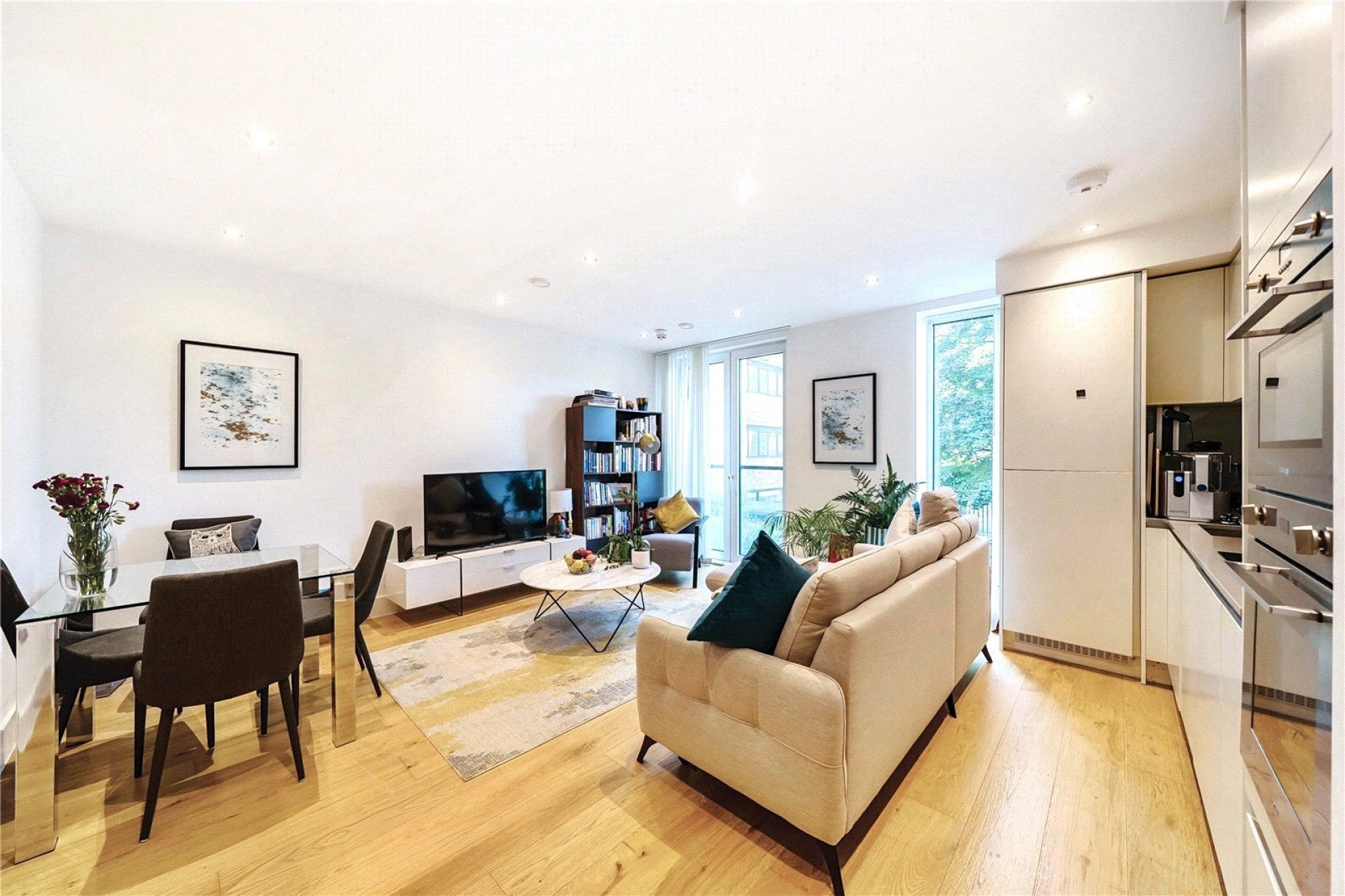 Flat Chiswick High Road in Greater London