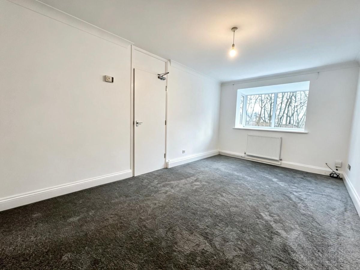 Flat Harkness Close in Greater London