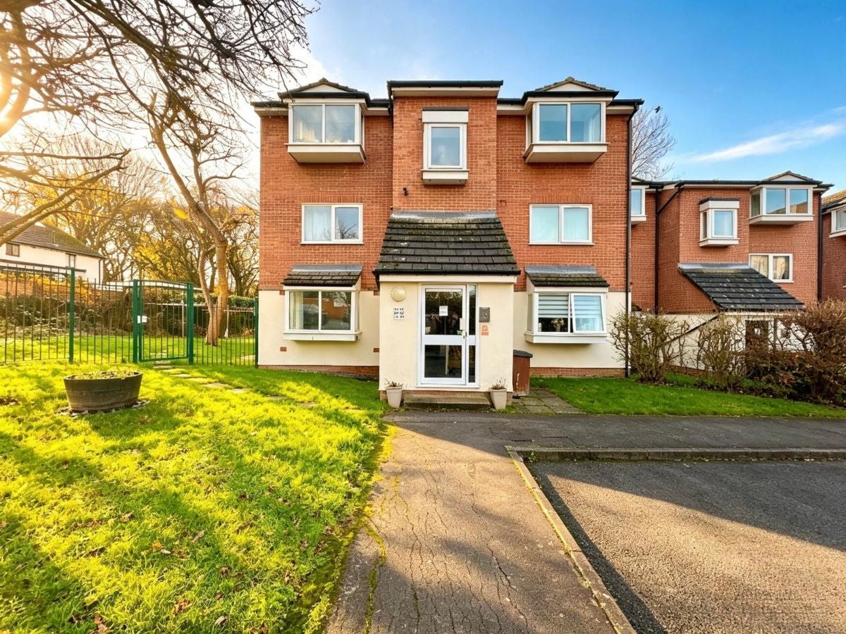 Flat Harkness Close in Greater London