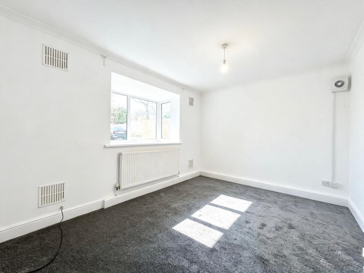 Flat Harkness Close in Greater London
