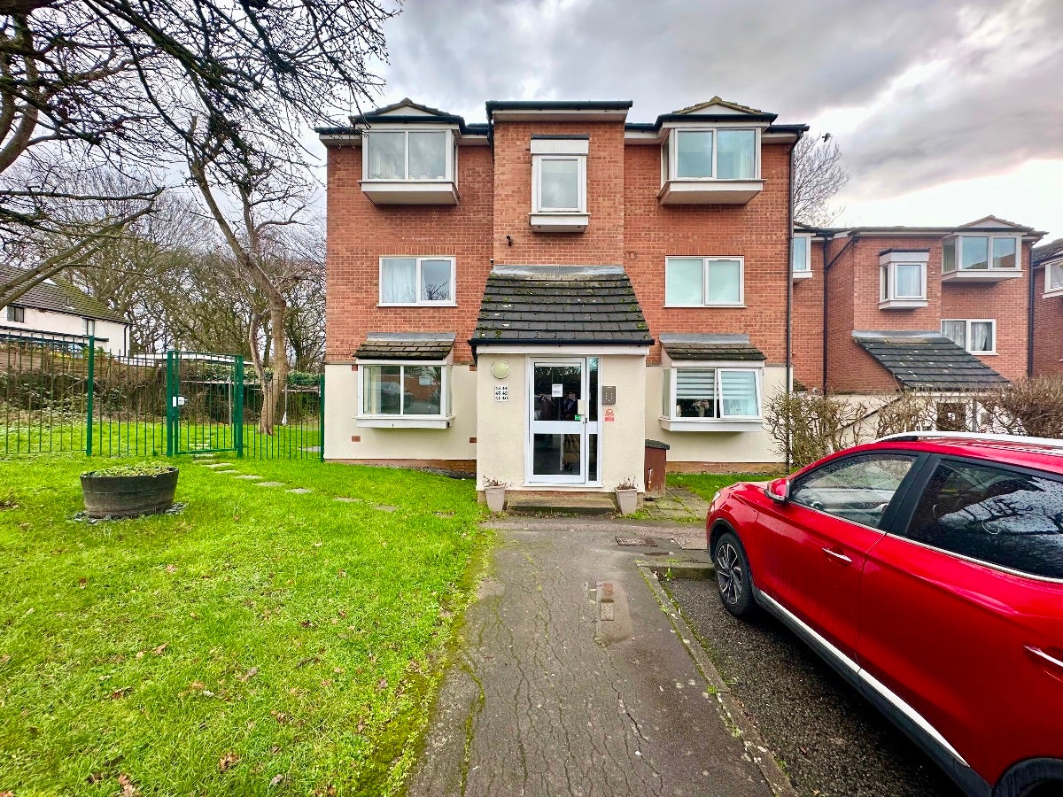Flat Harkness Close in Greater London
