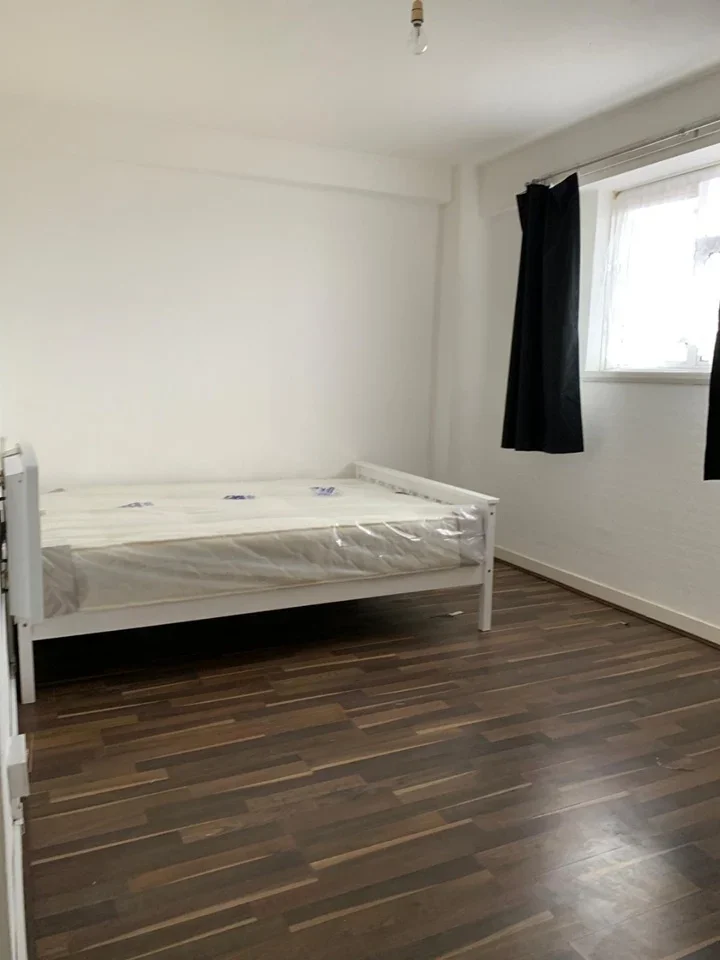 Flat Forsythia Close in Greater London