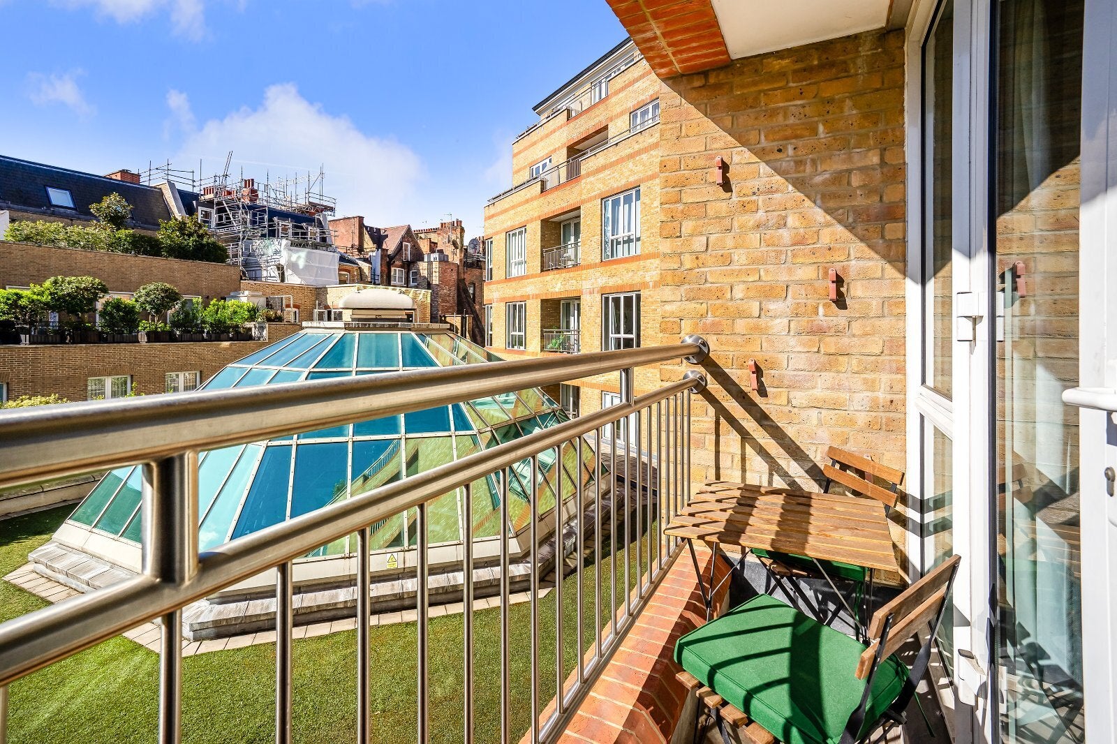 Flat Hans Crescent in Greater London