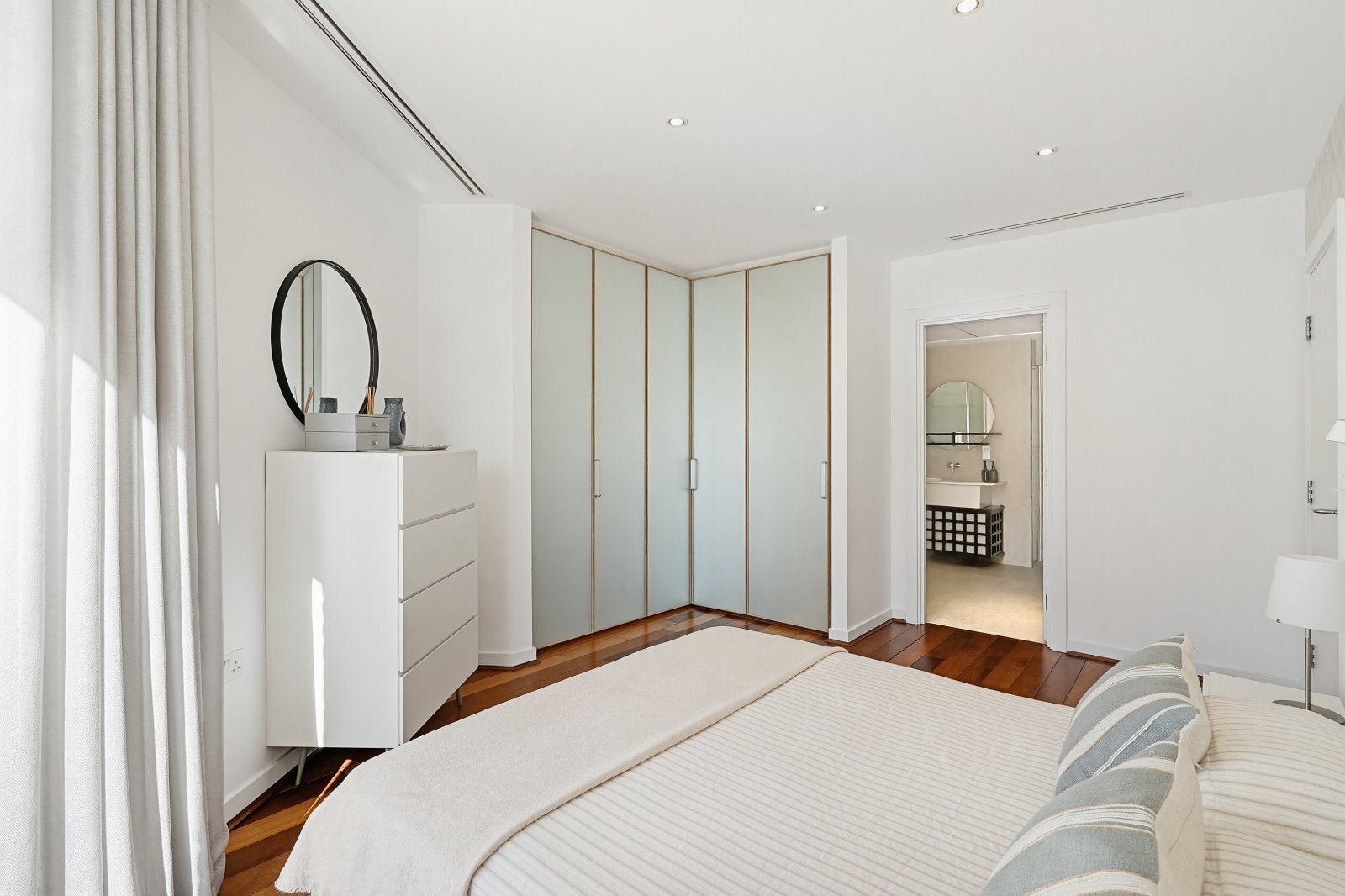 Flat Hans Crescent in Greater London