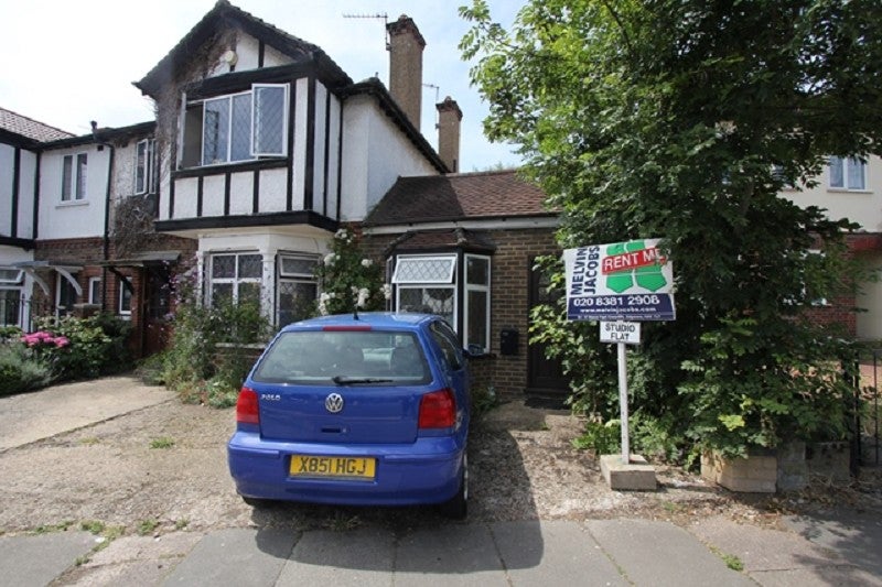 Flat Green Lane in Greater London