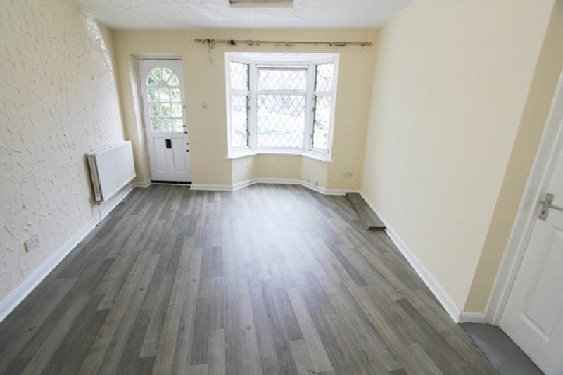 Flat Green Lane in Greater London