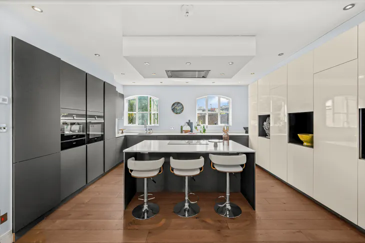 Flat Scandrett Street in Greater London