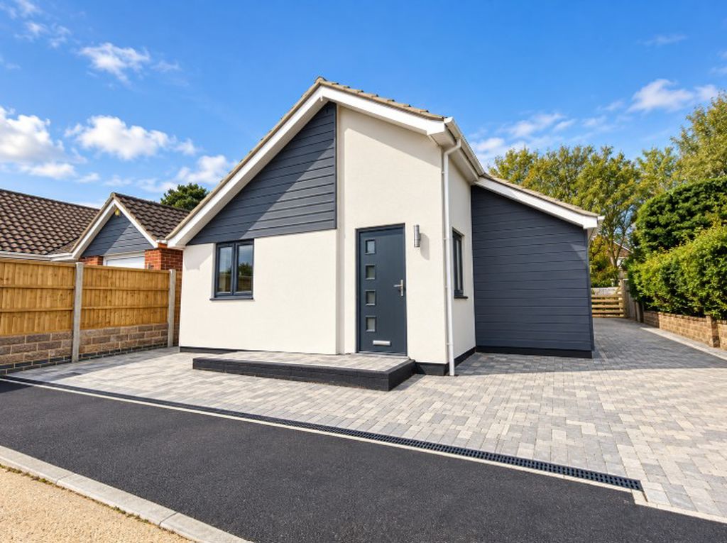 House Warwick Close in Lee-on-the-Solent