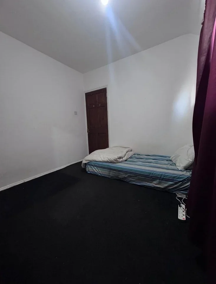 Room Ashford Avenue in Greater London