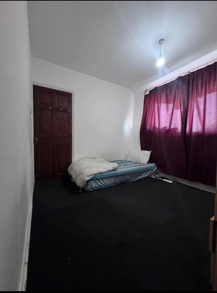 Room Ashford Avenue in Greater London