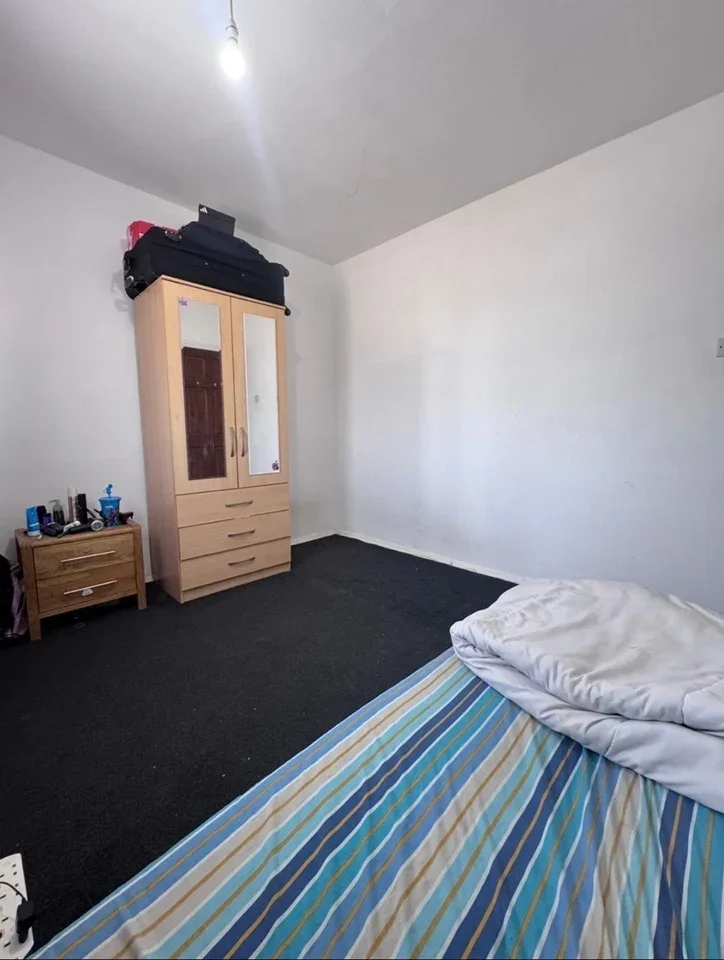 Room Ashford Avenue in Greater London