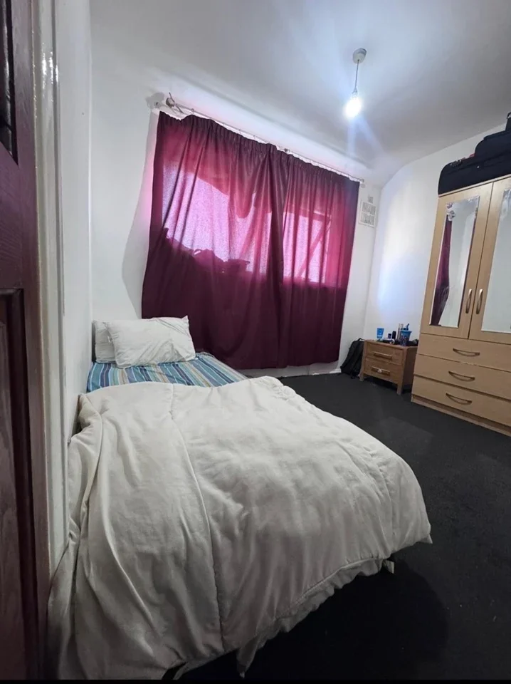 Room Ashford Avenue in Greater London