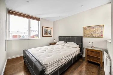 Flat Dance Square in Greater London