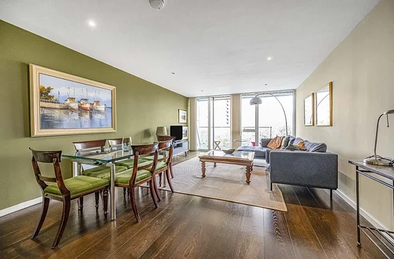 Flat Dance Square in Greater London